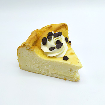 Porción de tarta de queso con perlas de chocolate