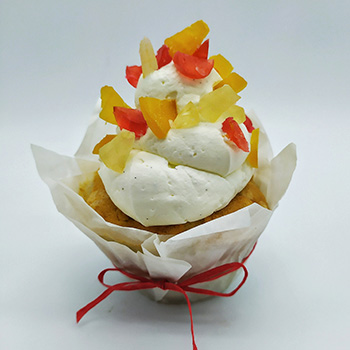 Cupcake con crema y trozos de fruta natural por encima