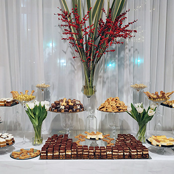 Mesa dulce montada para una boda con bandejas de dulces variados