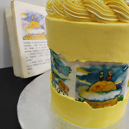 Tarta amarilla con un dibujo infantil impreso en papel de azúcar