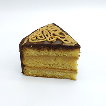 Porción de tarta Kinder con decoración de chocolate blanco