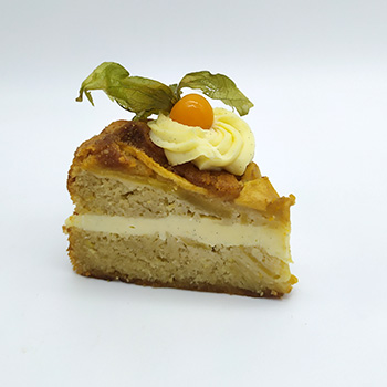 Porción de tarta de manzana con crema y physalis