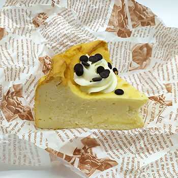 Porción de tarta de queso al horno con crema