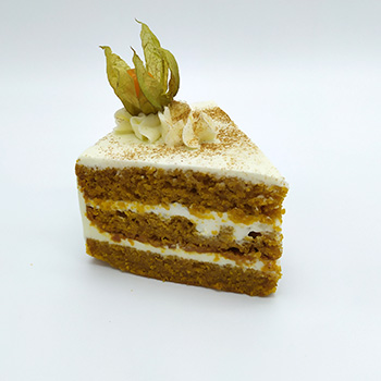 Porción de tarta de zanahoria con crema de queso y physalis