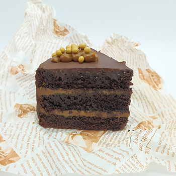 Porción de tarta de dulce de leche con capas de bizcocho de chocolate