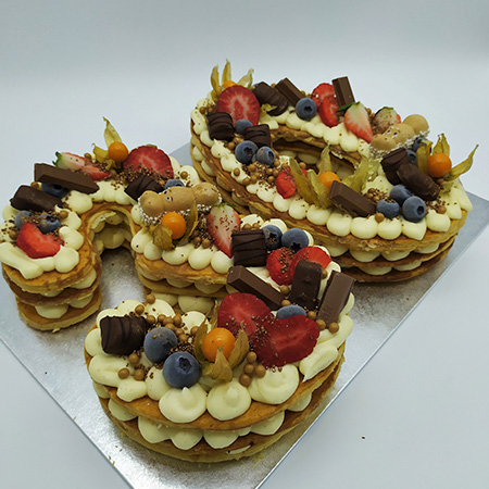 Tarta de números de hojaldre y crema con frutos rojos para un 30 cumpleaños