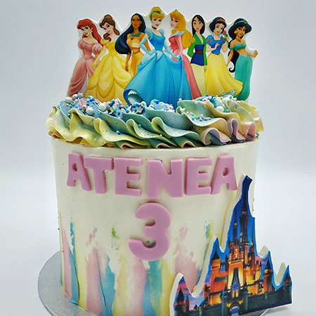 Tarta infantil personalizada con princesas Disney y el nombre en fondant