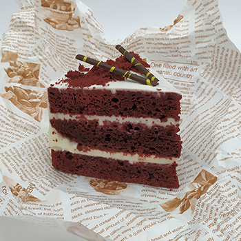 Trozo de tarta red velvet visto de perfil