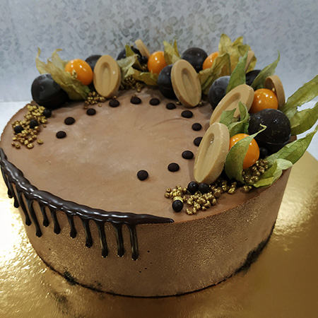 Tarta semifría de chocolate con avellanas y frutos rojos en la superficie