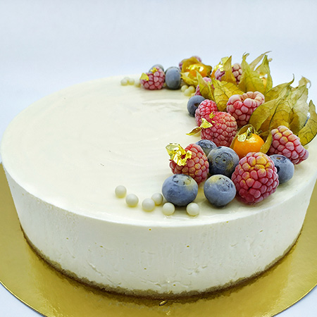 Tarta semifría de mascarpone blanca con frutos rojos y physalis encima