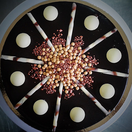 Tarta semifría de chocolate con perlas y decoración radial de barquillos